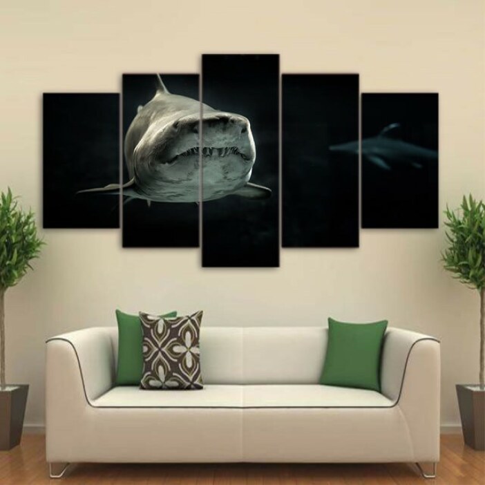 img_Tableau-requin-des-profondeurs_01 Tableau requin des profondeurs. Bonne qualité, original, accrochée sur un mur au dessus d'un canapé dans un salon