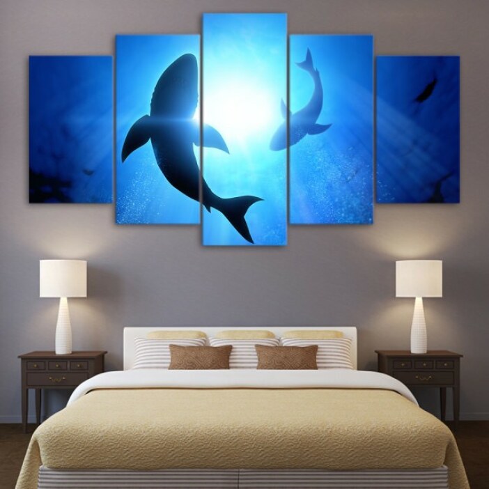 Tableau requin nageant en groupe. Bonne qualité, original, accrochée sur un mur au dessus d'un lit dans une maison