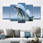 Tableau requin sautant dans l'eau. Bonne qualité, original, accrochée sur un mur au dessus d'un canapé dans un salon