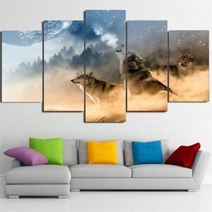 Tableau scandinave loups dans la neige. Bonne qualité, original, accrochée sur un mur au dessus d'un canapé dans un salon