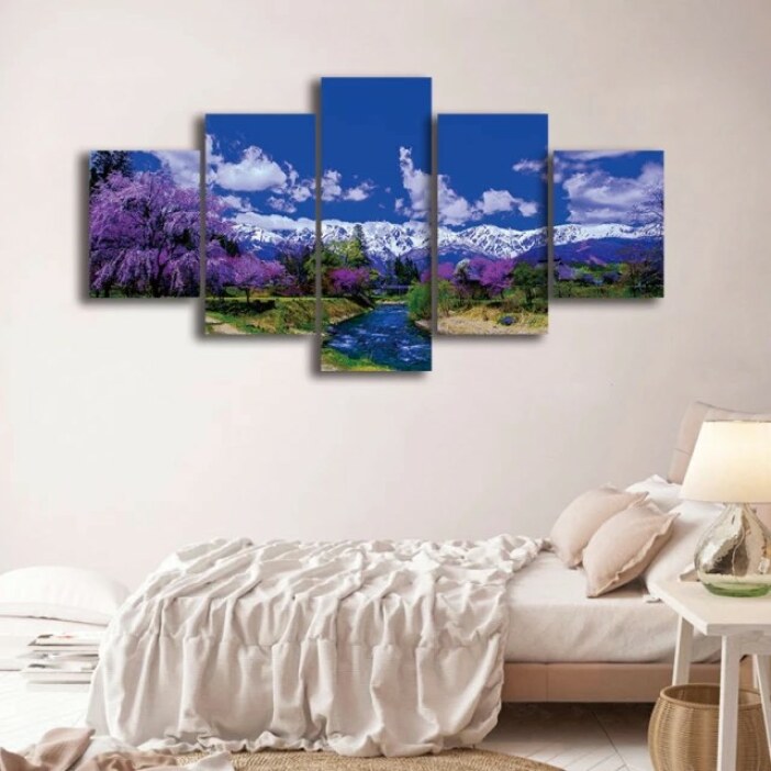 Tableau scandinave montagnes neigeuses et rivière. Bonne qualité, original, accroché sur le mur au dessus d'un lit dans une maison