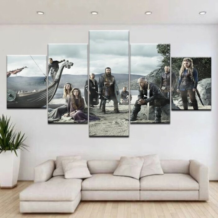 Tableau scandinave vikings sur la plage. Bonne qualité, original, accrochée sur un mur au dessus d'un canapé dans un salon