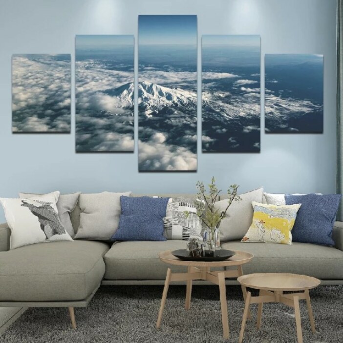 img_Tableau-scandinave-vue-du-ciel-sur-la-montagne_02 2/ Laisser l'argent travailler pour soit pour gagner de l'argent. Bonne qualité, original, accrochée sur un mur au dessus d'un canapé dans un salon