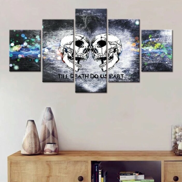 Tableau tête de mort avec coeur. Bonne qualité, original, accrochée sur un mur au dessus d'une table dans un salon