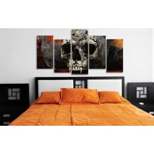 Tableau tête de mort avec dents de vampire. Bonne qualité, original, accrochée sur un mur au dessus d'un canapé dans un salon