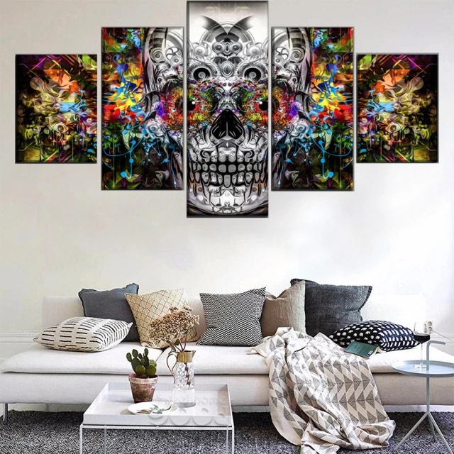 Tableau tête de mort coloré. Bonne qualité, original, accrochée sur un mur au dessus d'un canapé dans un salon