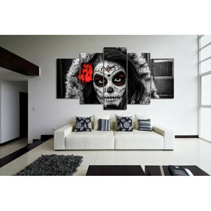 Tableau tête de mort déguisement. Bonne qualité, original, accrochée sur un mur au dessus d'un canapé dans une maison