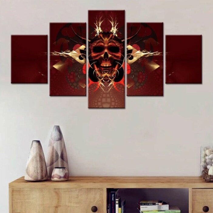 Tableau tête de mort diable. Bonne qualité, original, accroché au-dessus d'une table dans un salon