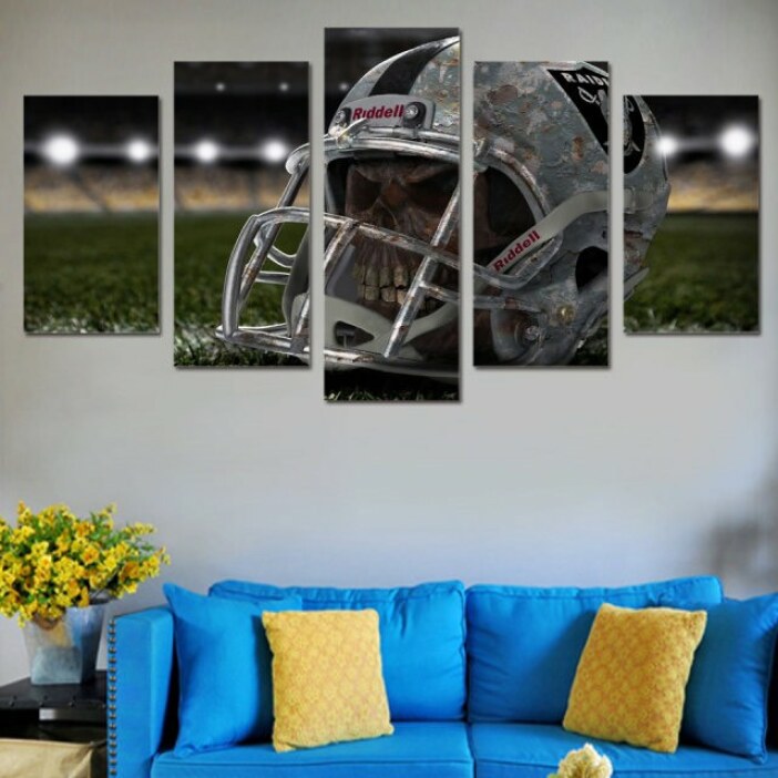 img_Tableau-tete-de-mort-football-americain-_02 Tableau tête de mort football américain. Bonne qualité, original. Accrochée sur un mur au dessus d'un canapé dans une maison
