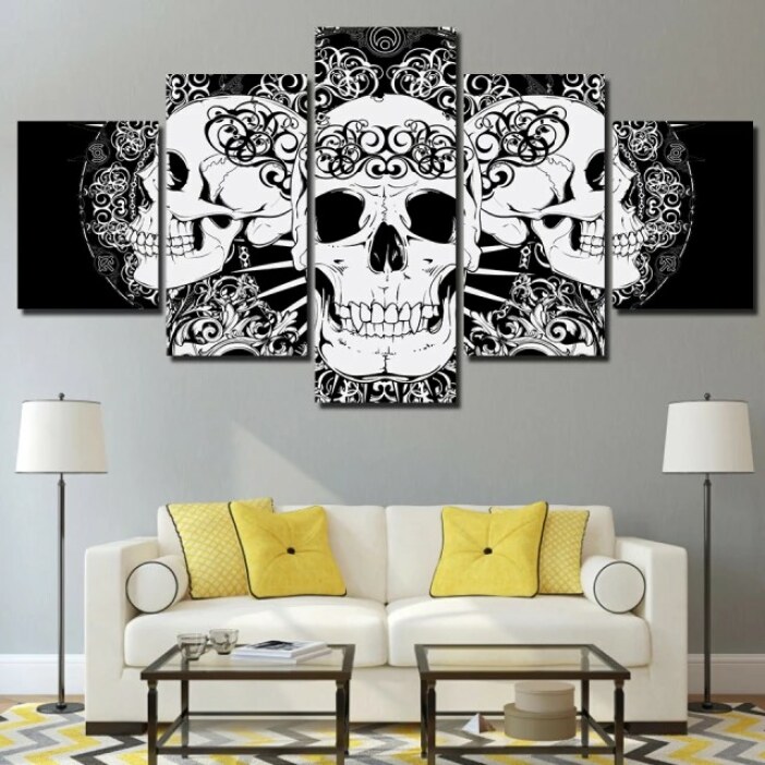 Tableau tête de mort triplé. Bonne qualité, original, accrochée sur un mur au dessus d'un canapé dans un salon