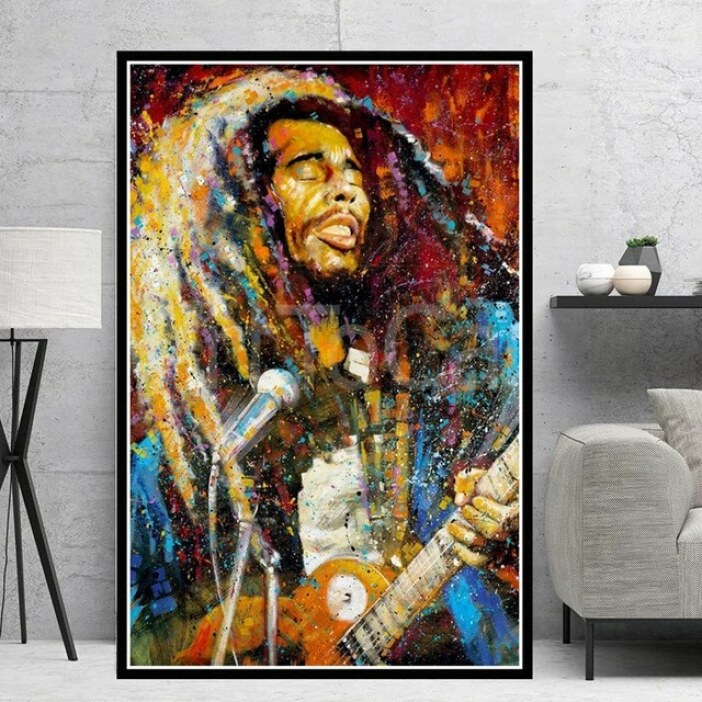 Tableau Bob Marley avec sa guitare. Bonne qualité, original, accrochée sur un mur dans un salon