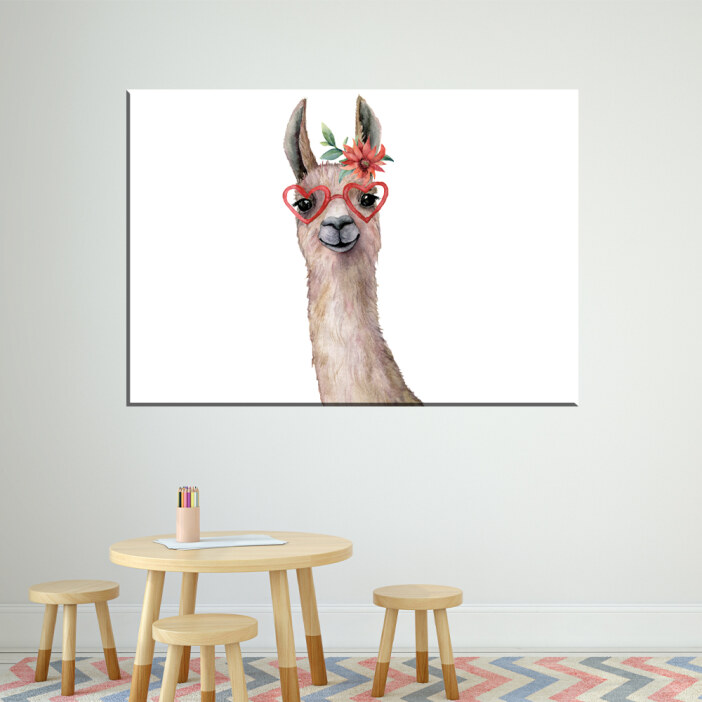 Tableau lama aquarelle. Bonne qualité, original, accrochée sur un mur au dessus d'un canapé dans un salon