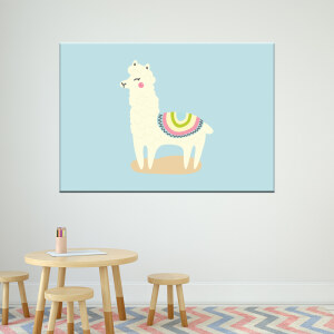 Tableau lama baby blue. Bonne qualité, original, accrochée sur un mur au dessus d'un table et trois chaises dans une maison