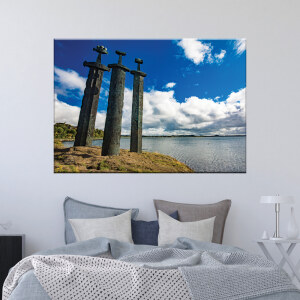 Tableau monument épées vikings. Bonne qualité, original, accrochée sur un mur au dessus d'un lit dans une maison