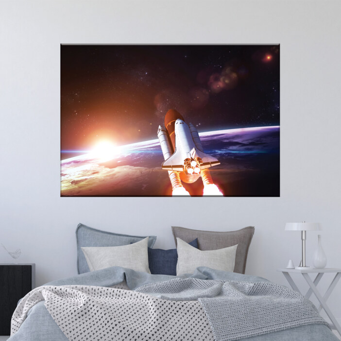 Tableau navette spatiale en mission. Bonne qualité, original, accrochée sur un mur au dessus d'un lit dans une maison